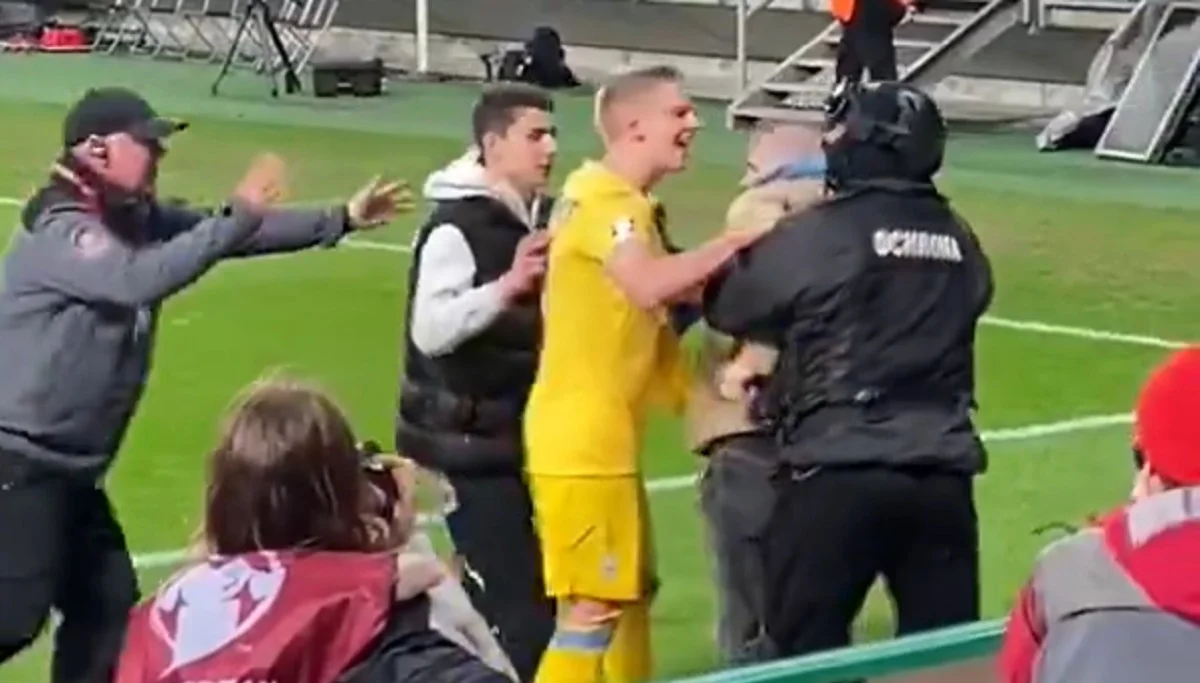 Зинченко пытается спасти болельщика / Стоп-кадр из видео