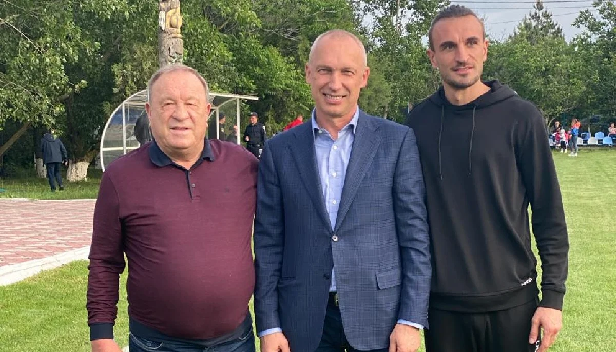 Іван Доценко (ліворуч) разом з Олегом Протасовим та своїм сином / Фото з соцмереж