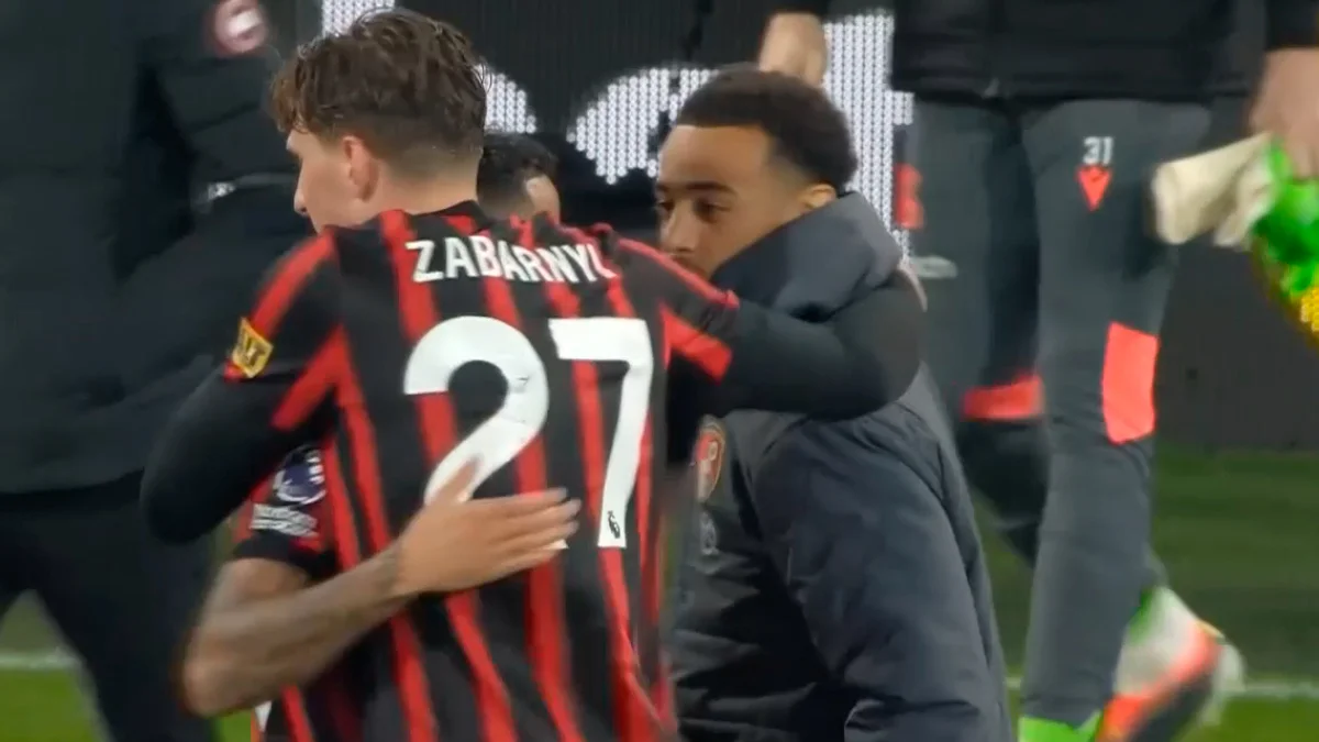 Партнеры благодарят Забарного за клиншит / скриншот с трансляции Setanta Sports