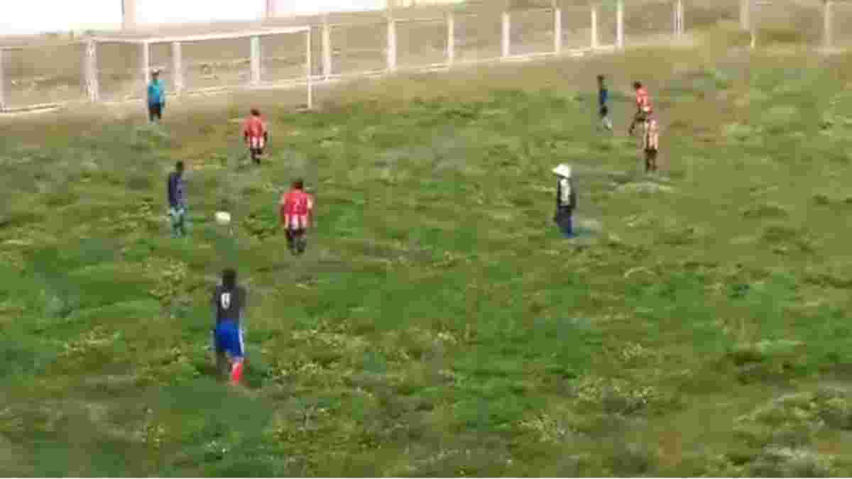 Игрокам пришлось пробираться через кусты, чтобы сыграть кубковый матч – видео заброшенного поля