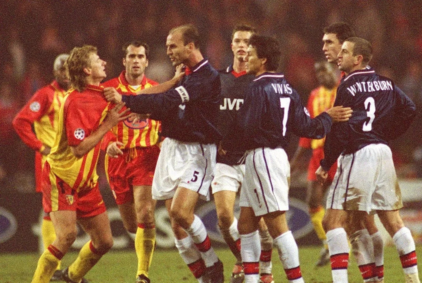 Тони Верель (слева) и футболисты Арсенала