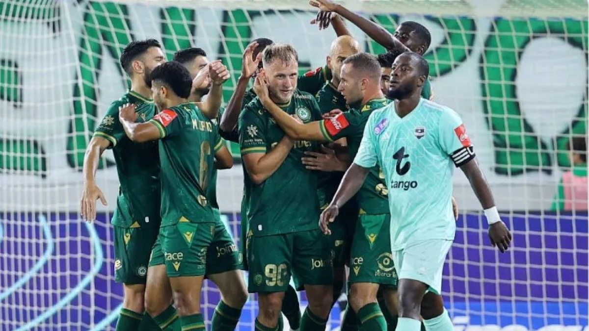 Роман Безус в объятиях партнеров / фото: ФК Омония