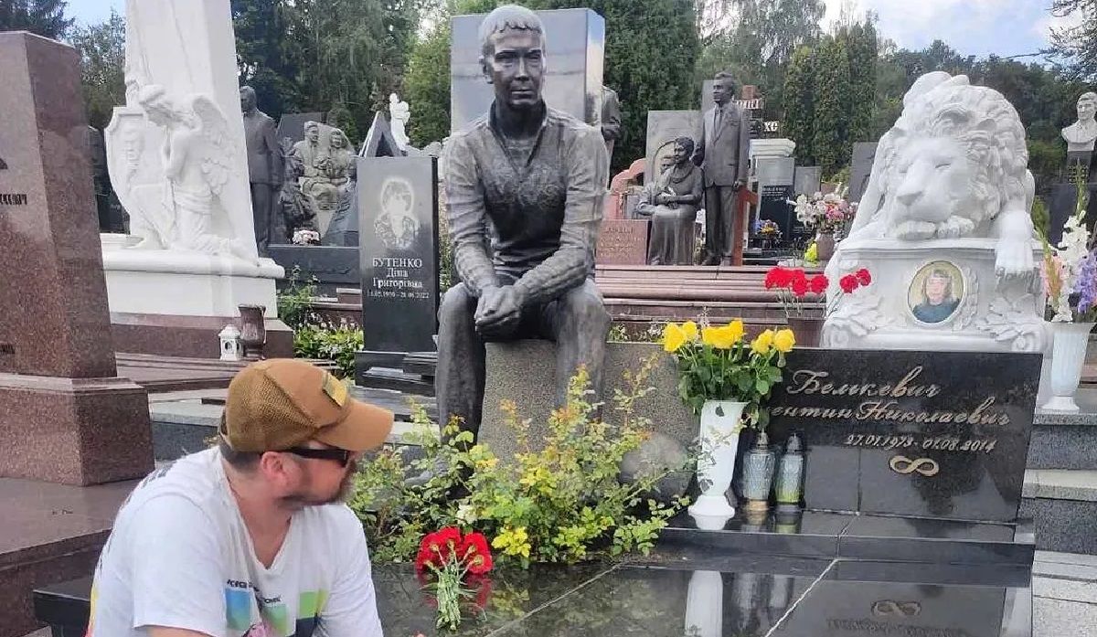 Артем Милевский на могиле Валентина Белькевича / Фото из соцсетей