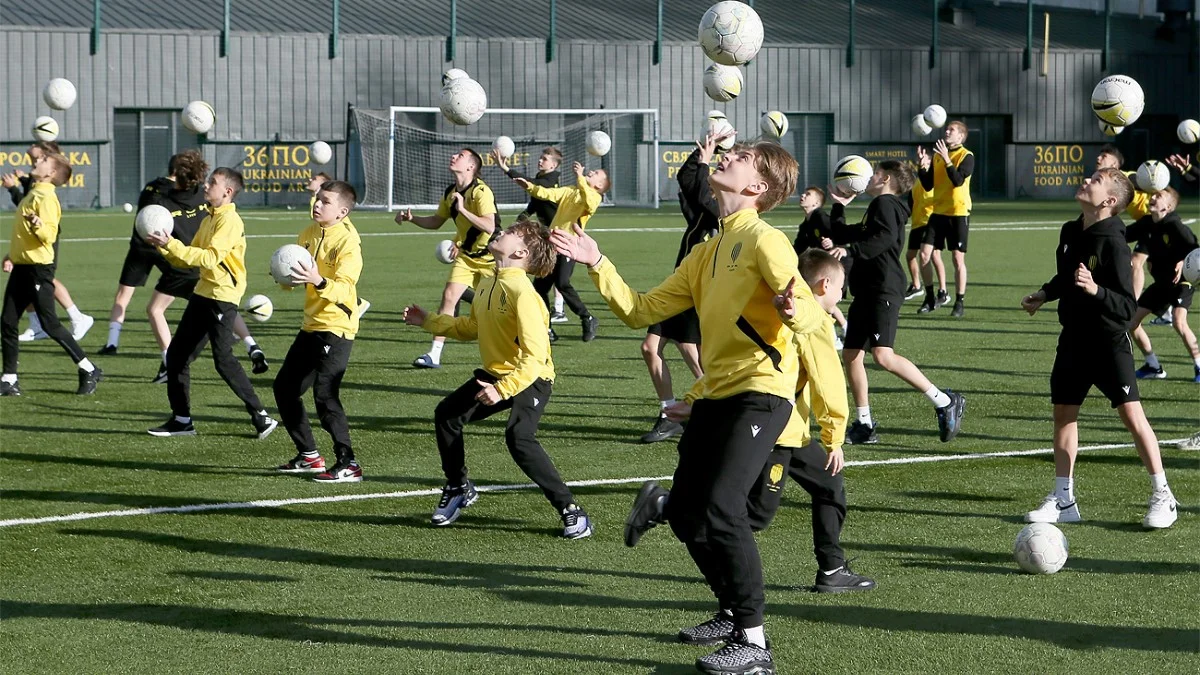 Вихованці академії Руха встановлюють національний рекорд України / фото: ФК Рух