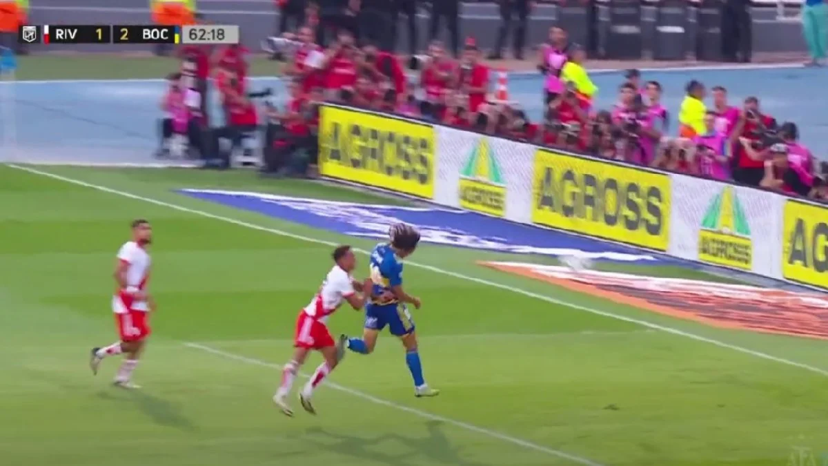 Кавані забиває у ворота Рівер Плейт / скріншот