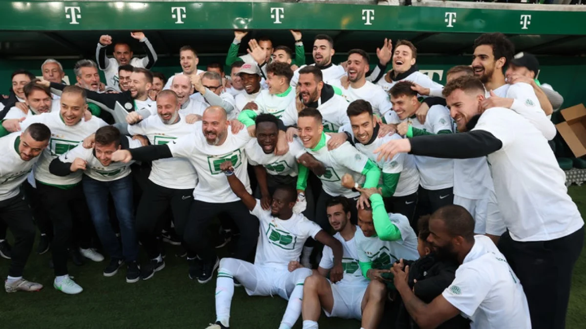 Гравці Ференцвароша святкують шосте поспіль чемпіонство / Фото: Zita Pozsonyi