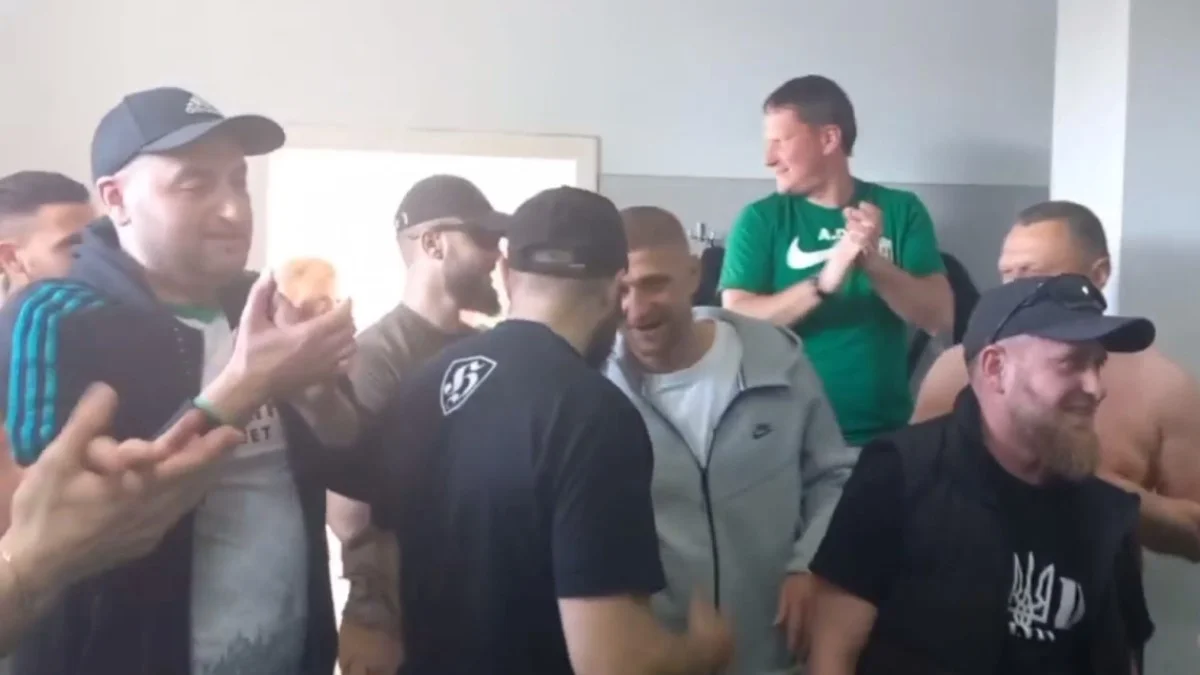 Празднование в раздевалке Карпат / скриншот