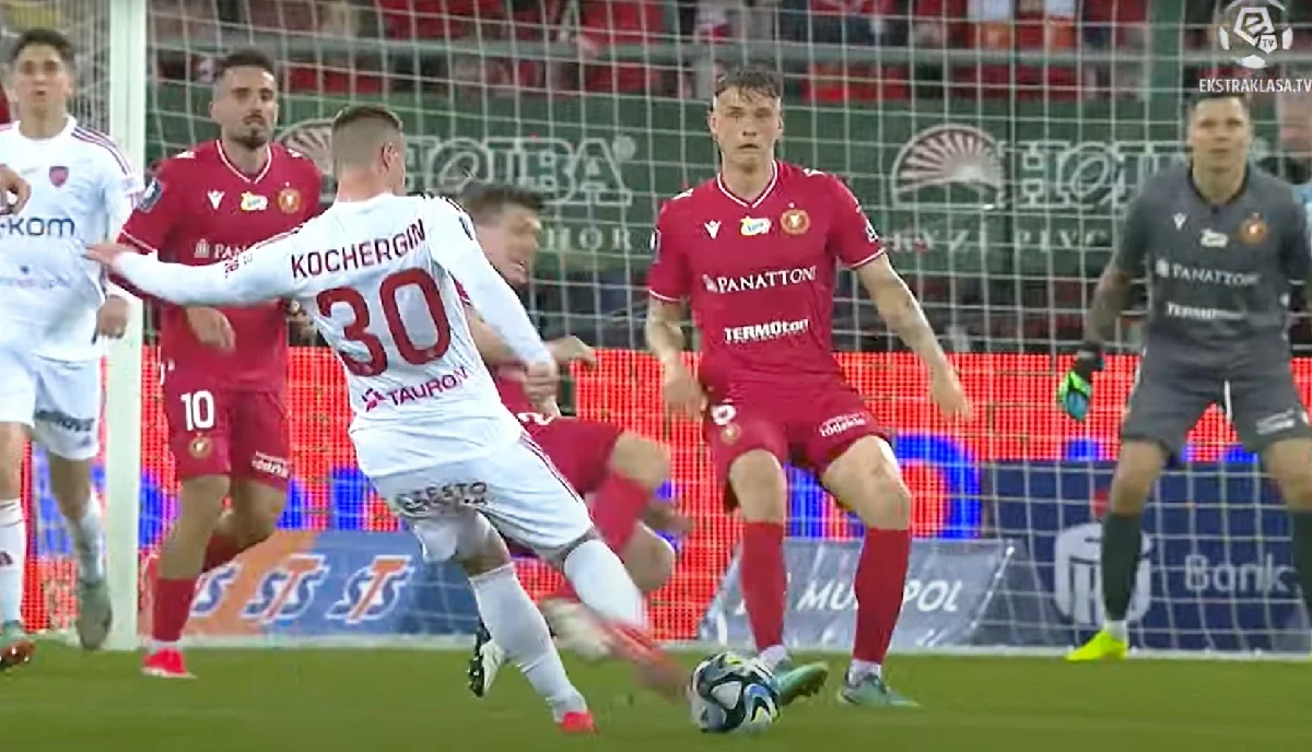 Кочергин забивает в ворота Видзева / Стоп-кадр с видео