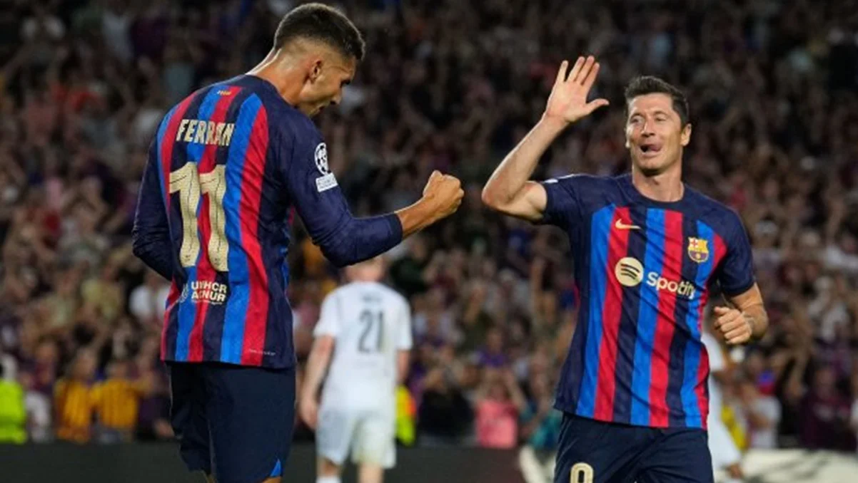 Ферран Торрес та Лєвандовскі / фото: EFE