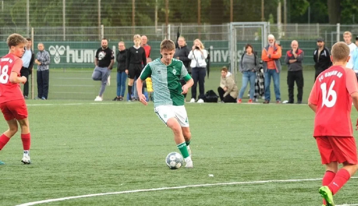 Олександр Ткаченко з м'ячем / Фото надане героєм інтерв'ю