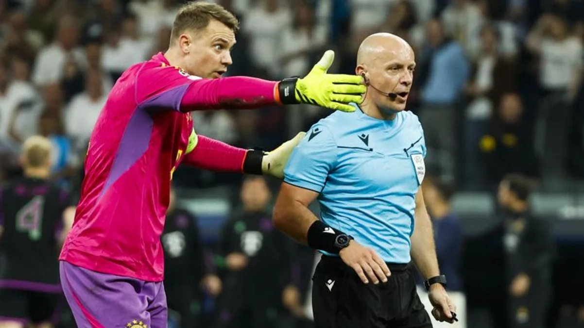 Мануэль Нойер и Шимон Марциняк / фото: Mariscal / EFE