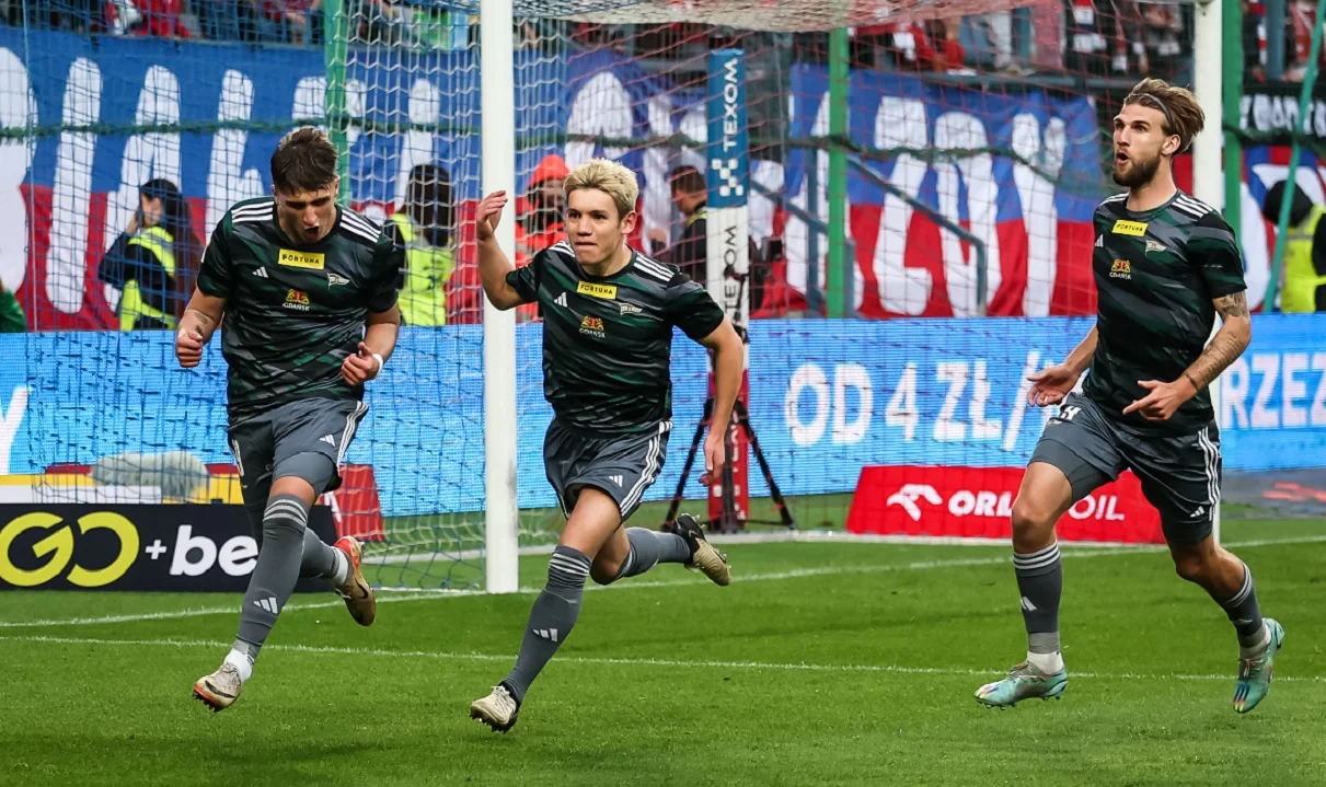 Максим Хлань (в центре) / Сайт Лехии