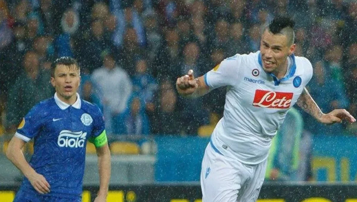 Руслан Ротань у матчі з Наполі (ліворуч) / ФК Дніпро