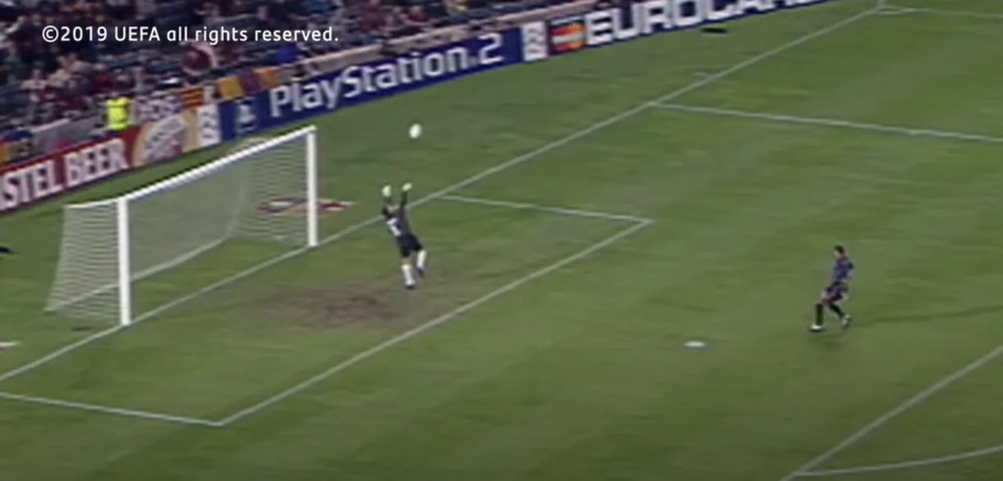 Купе оригинально спасает ворота