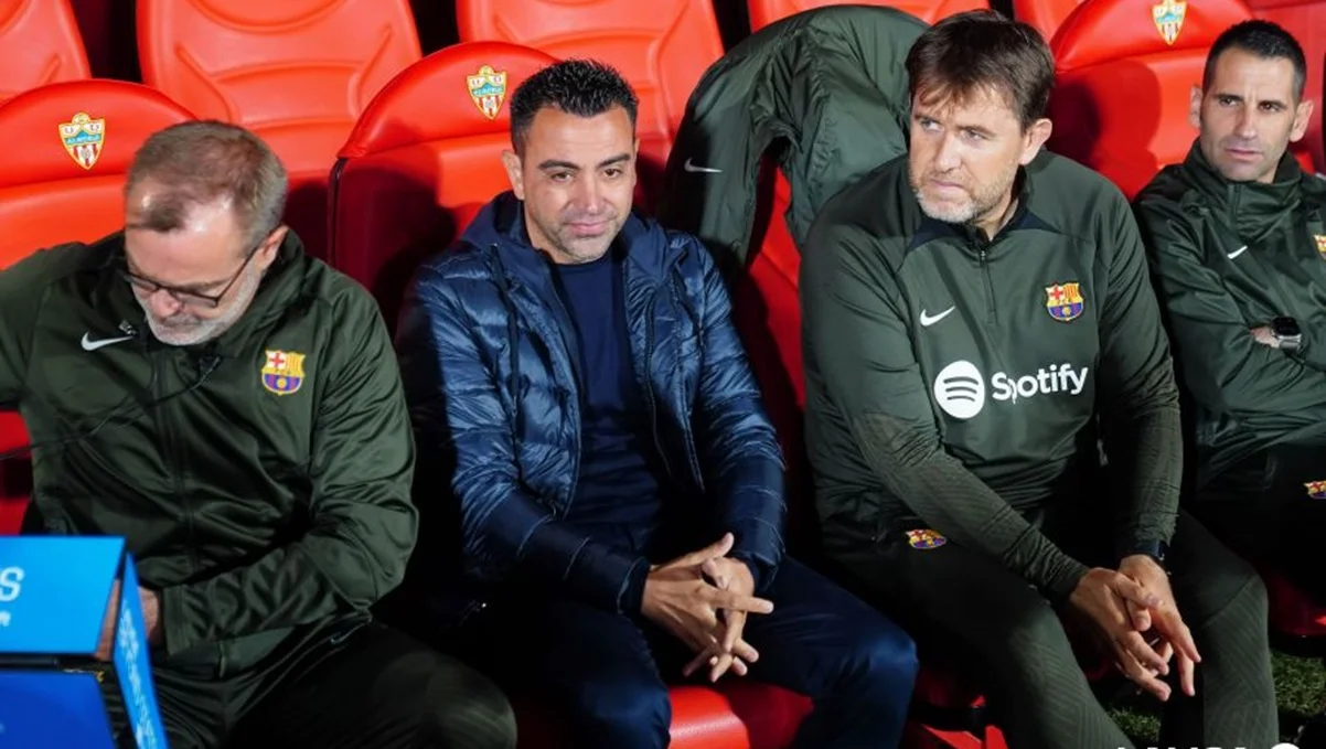 Хави с тренерским штабом / фото: официальный сайт Ла Лиги