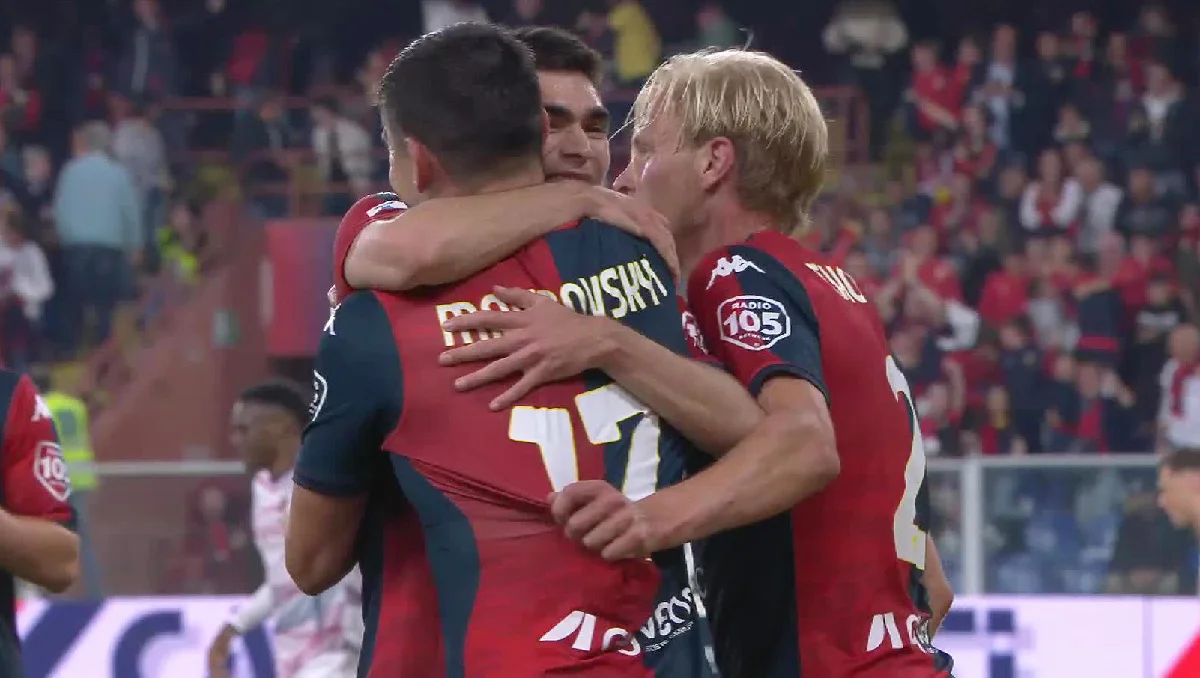 Руслан Малиновский в объятиях партнеров / Стоп-кадр из видео