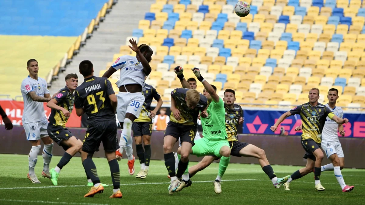 Диалло забивает в ворота Руха / фото: ФК Динамо