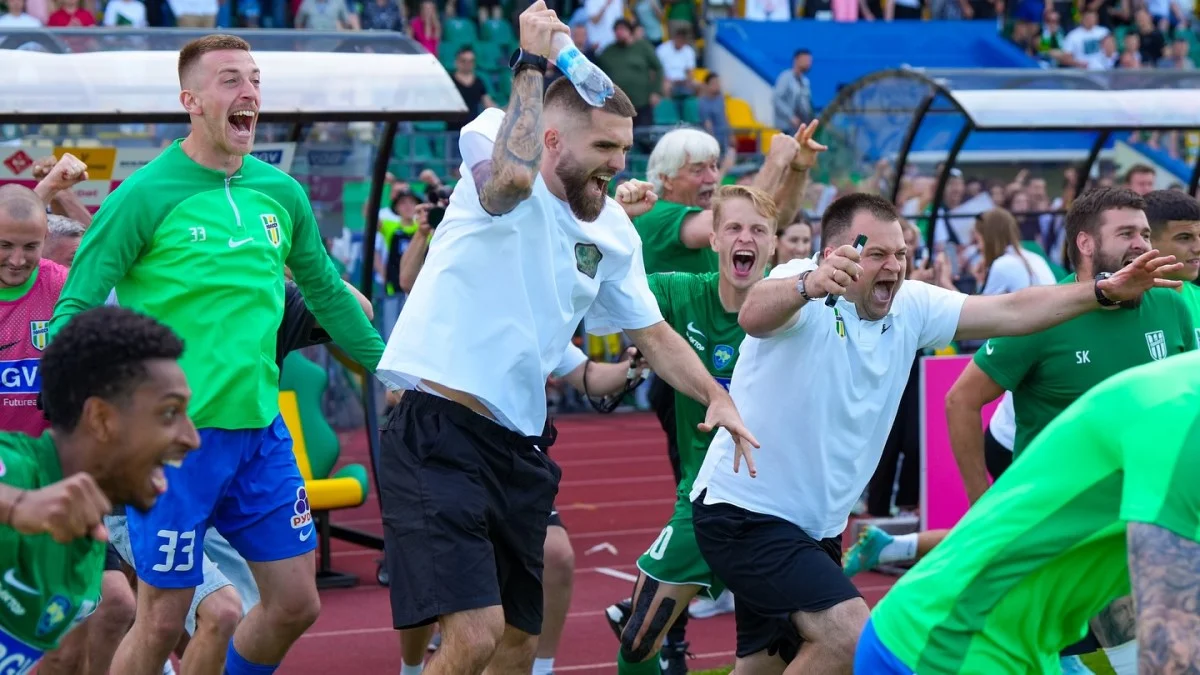 Гравці та тренерський штаб Полісся / фото: ФК Полісся