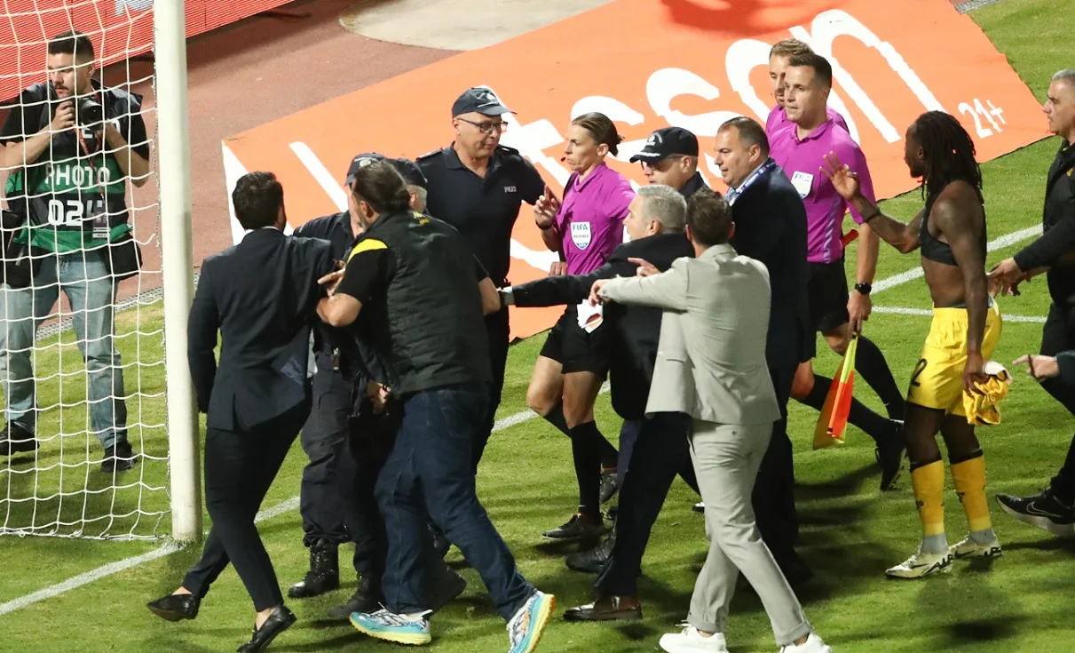 Полиция выводит Фраппар / Фото INTIME