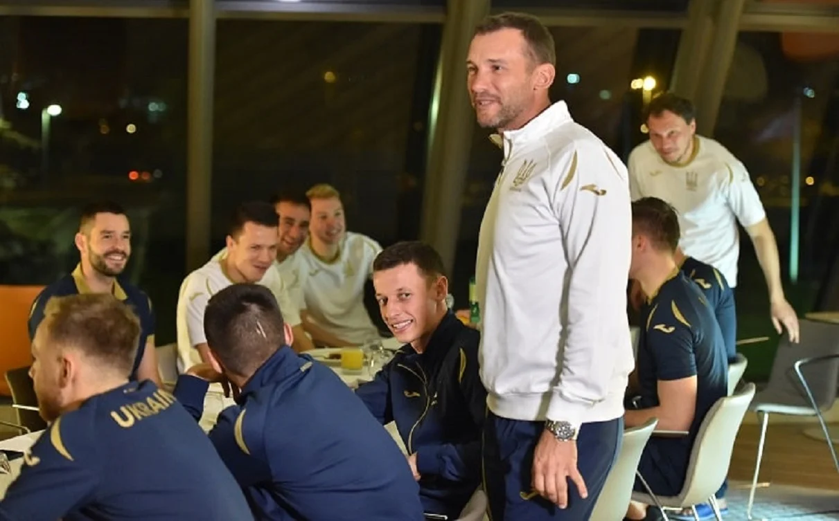 Дмитро Іванісеня (найближчий ліворуч від Шевченка) / Фото Павла Кубанова