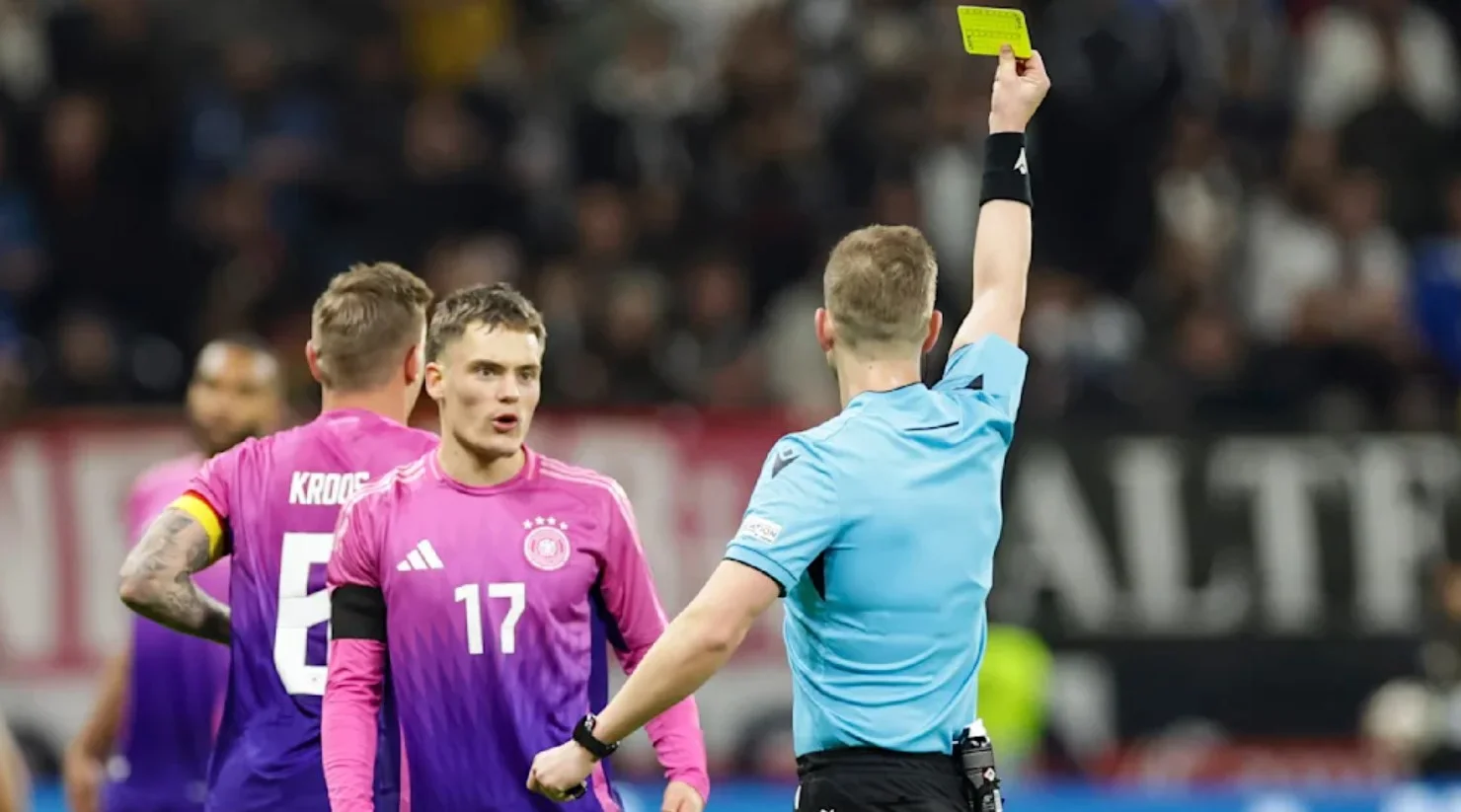 Суддя показує жовту картку / dpa