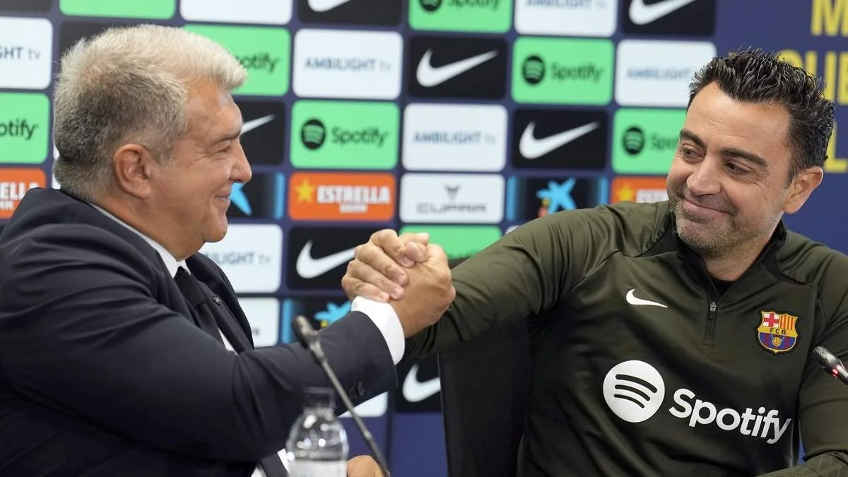 Лапорта и Хави / фото: EFE