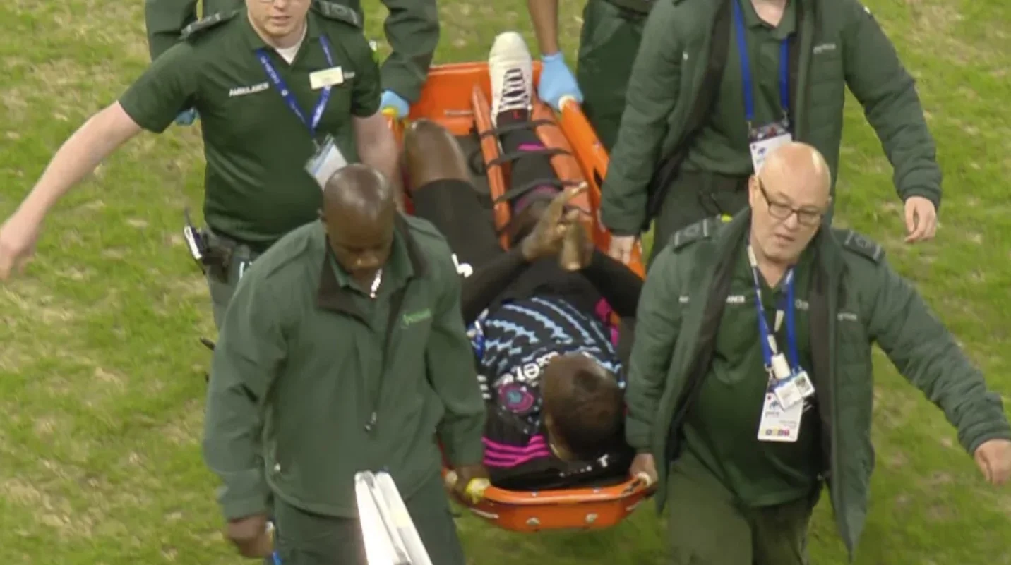 Болта несуть на ношах