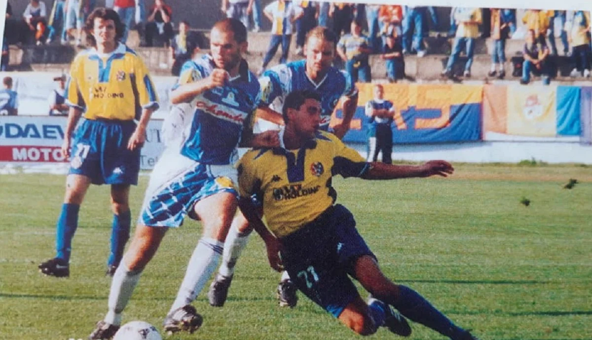 Руслан Любарський у вільному падінні на вістрі атаки