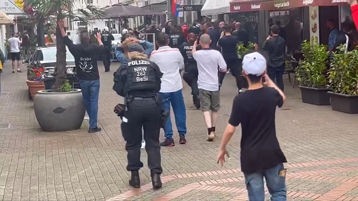 Полиция пытается вмешаться в разборки фанатов / скриншот