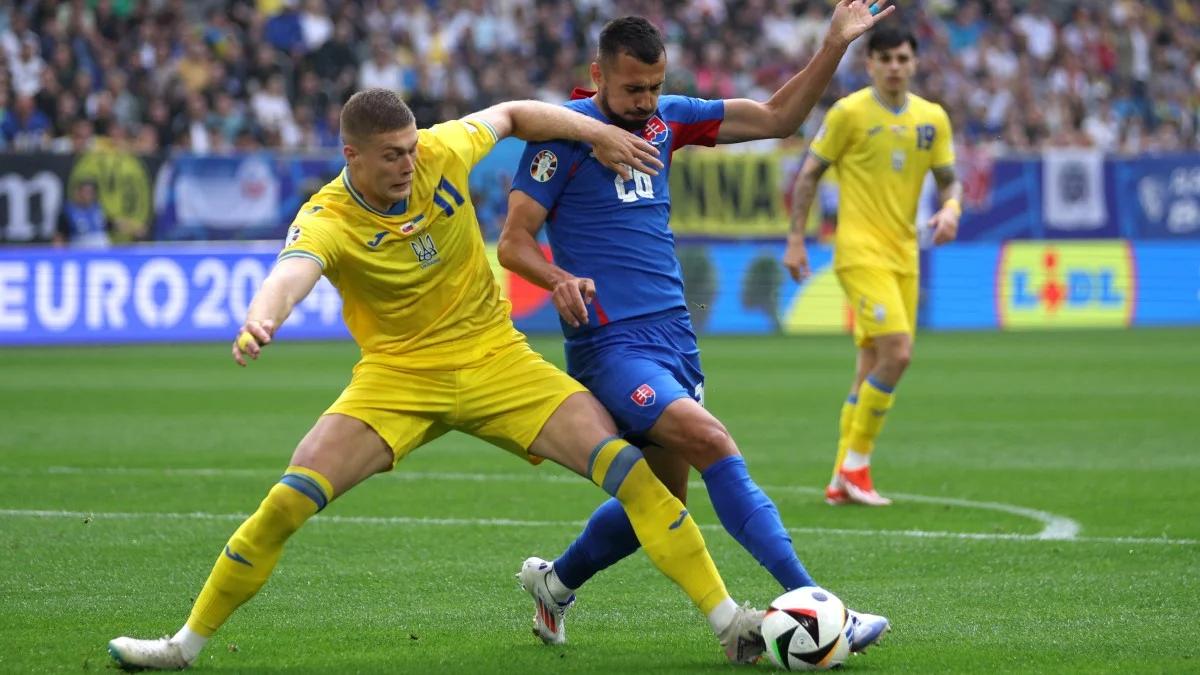 Артем Довбик в матче против Словакии / Photo by Dean Mouhtaropoulos/Getty Images