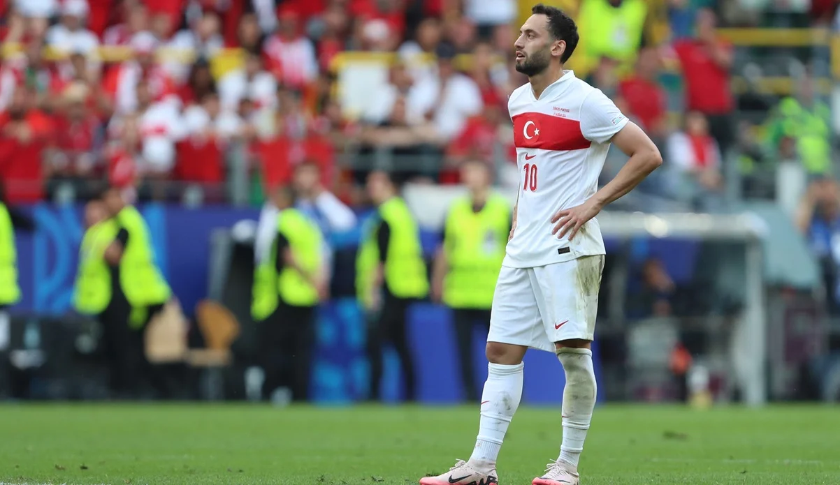 Хакан Чалханоглу / фото: Oliver Kaelke/DeFodi Images via Getty Images