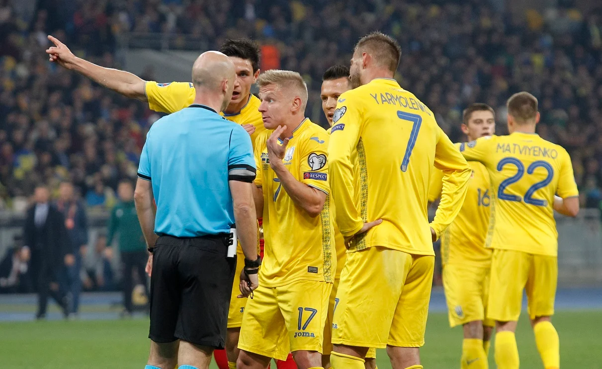 Сборная Украины обступила Тейлора / Photo by STR/NurPhoto via Getty Images