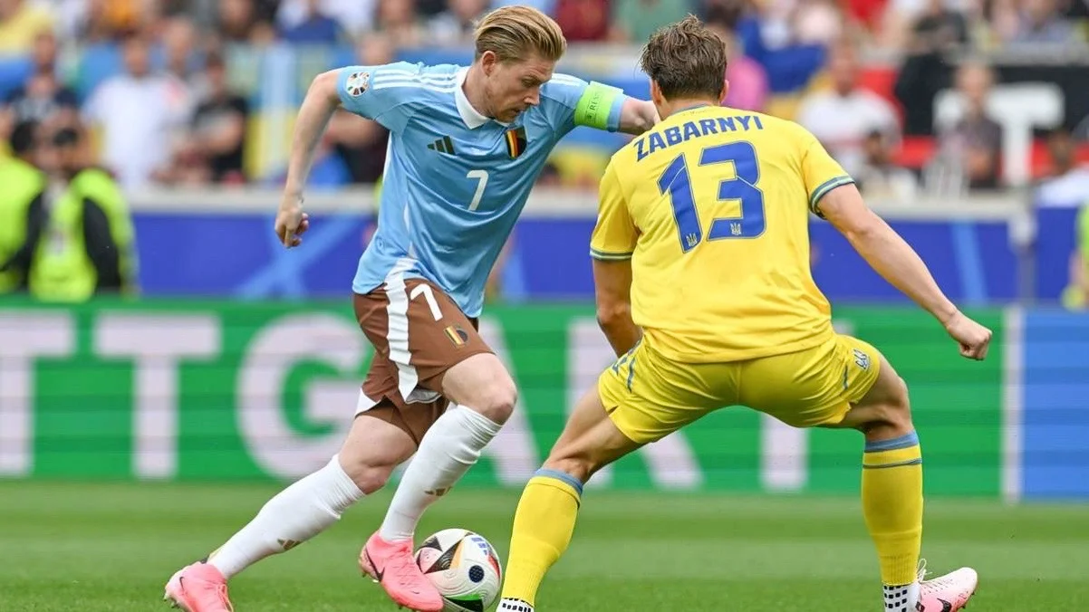 Де Брюйне и Забарный / фото: Isosport/MB Media/Getty Images