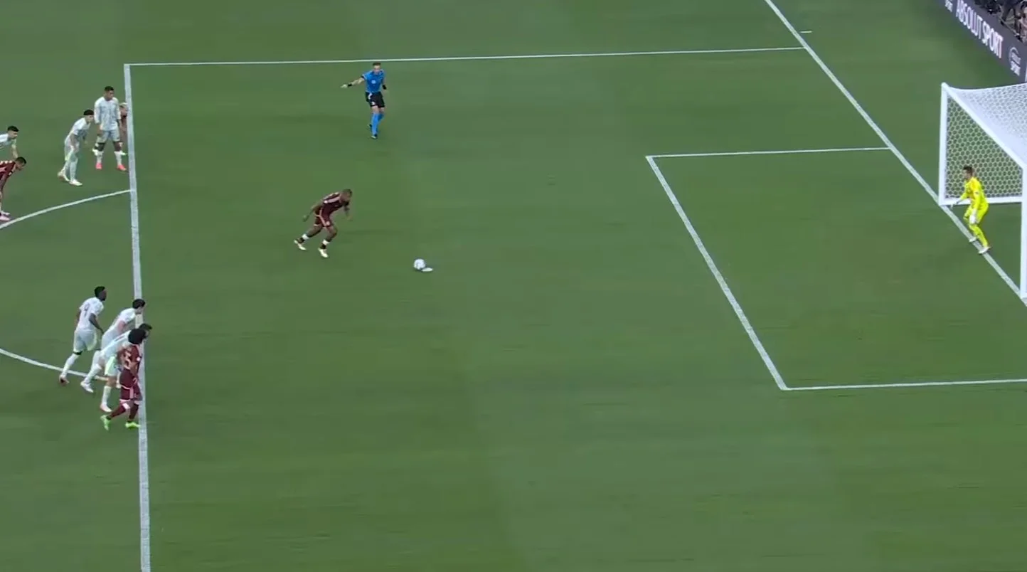 Рондон забиває пенальті