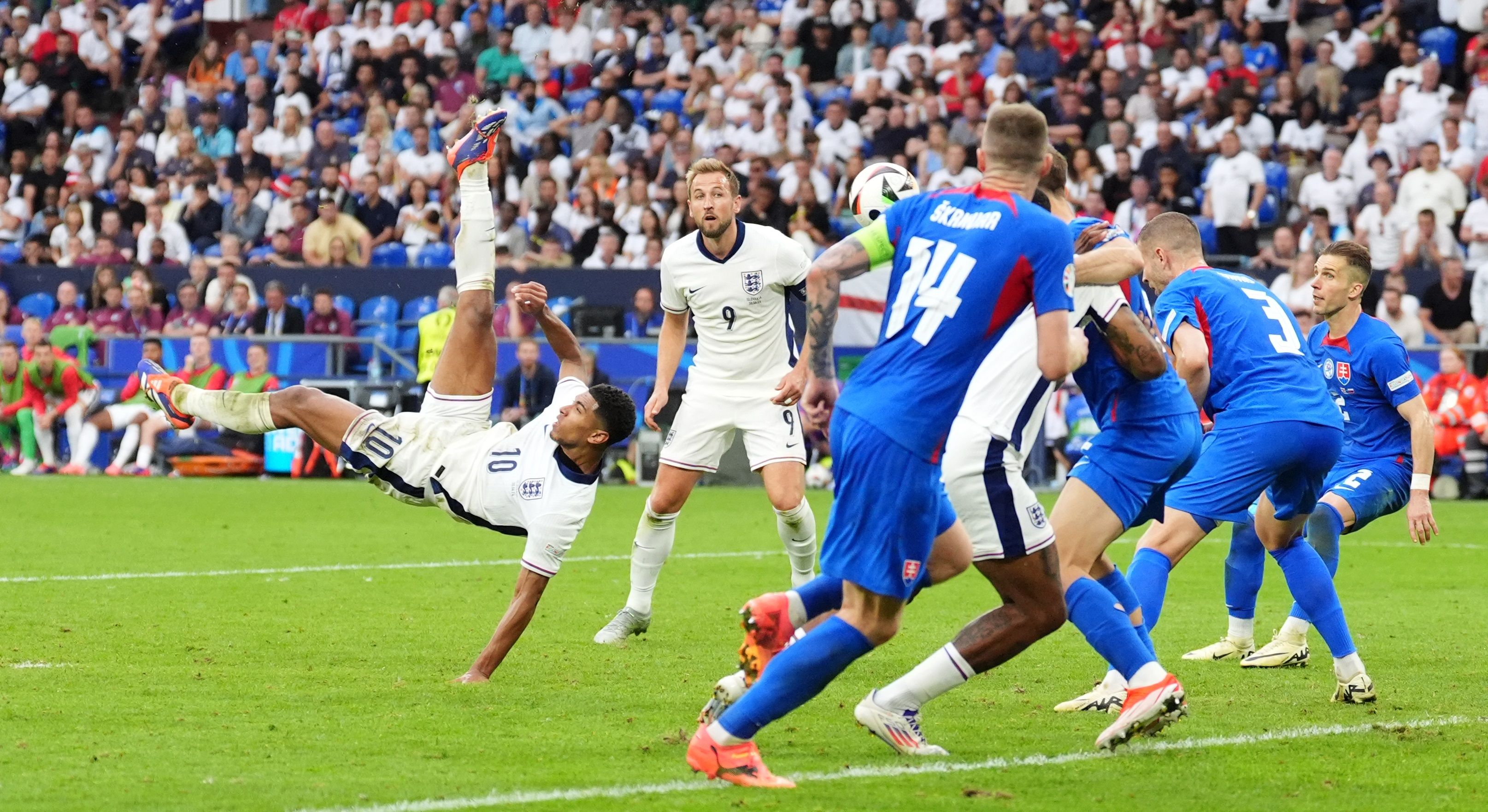 Беллингем забивает / Adam Davy/PA Images via Getty Images