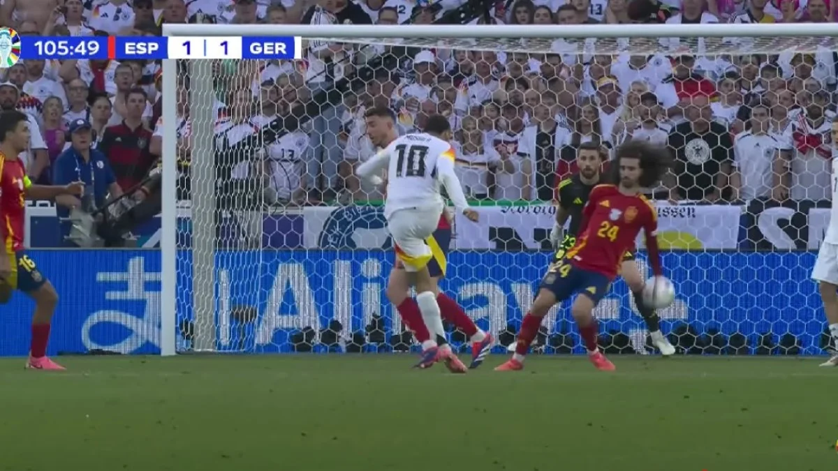 Удар Мусиалы попадает в руку Кукурелье / скриншот