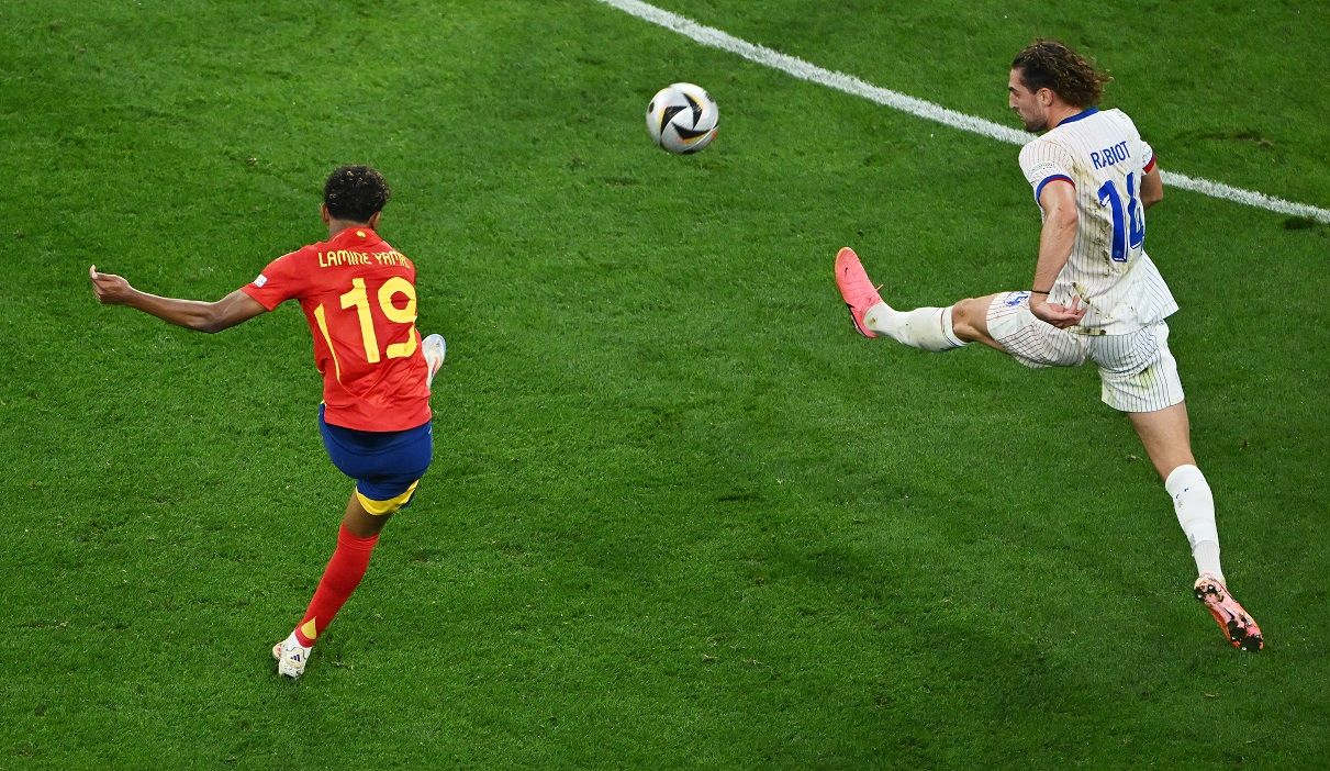 Ямал наказывает Рабьо / Photo by Dan Mullan/Getty Images