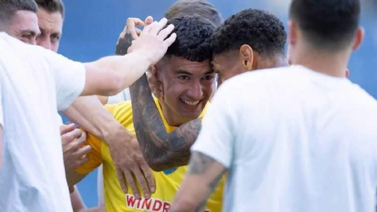 Рамік Гаджиєв в обіймах партнерів / фото: СК Дніпро-1