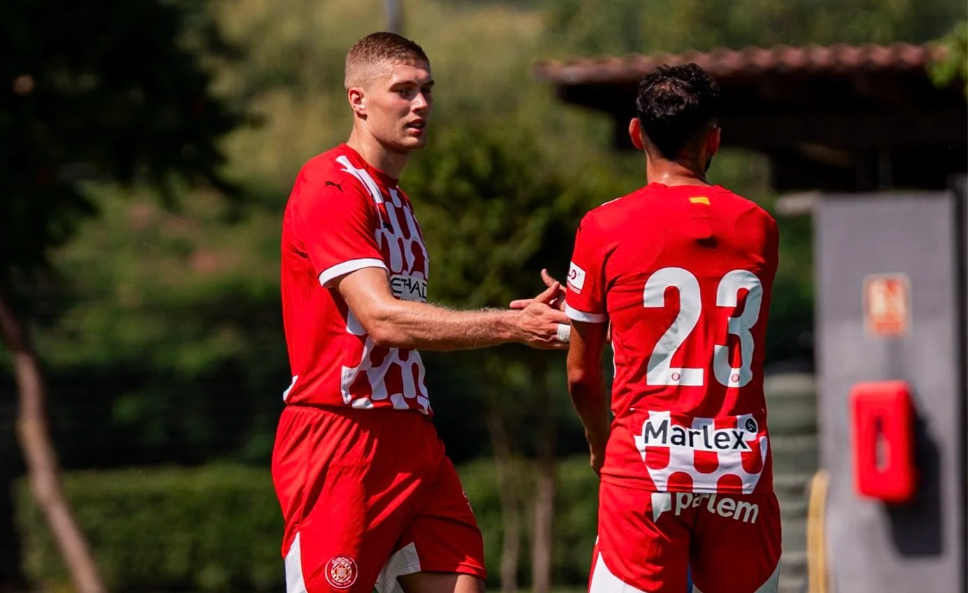 Довбик дякує Мартіну за асист / фото Жирона