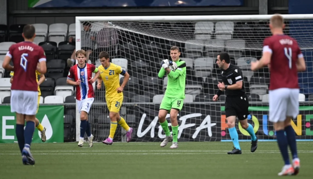 Владислав Крапивцов (в центрі) / УАФ