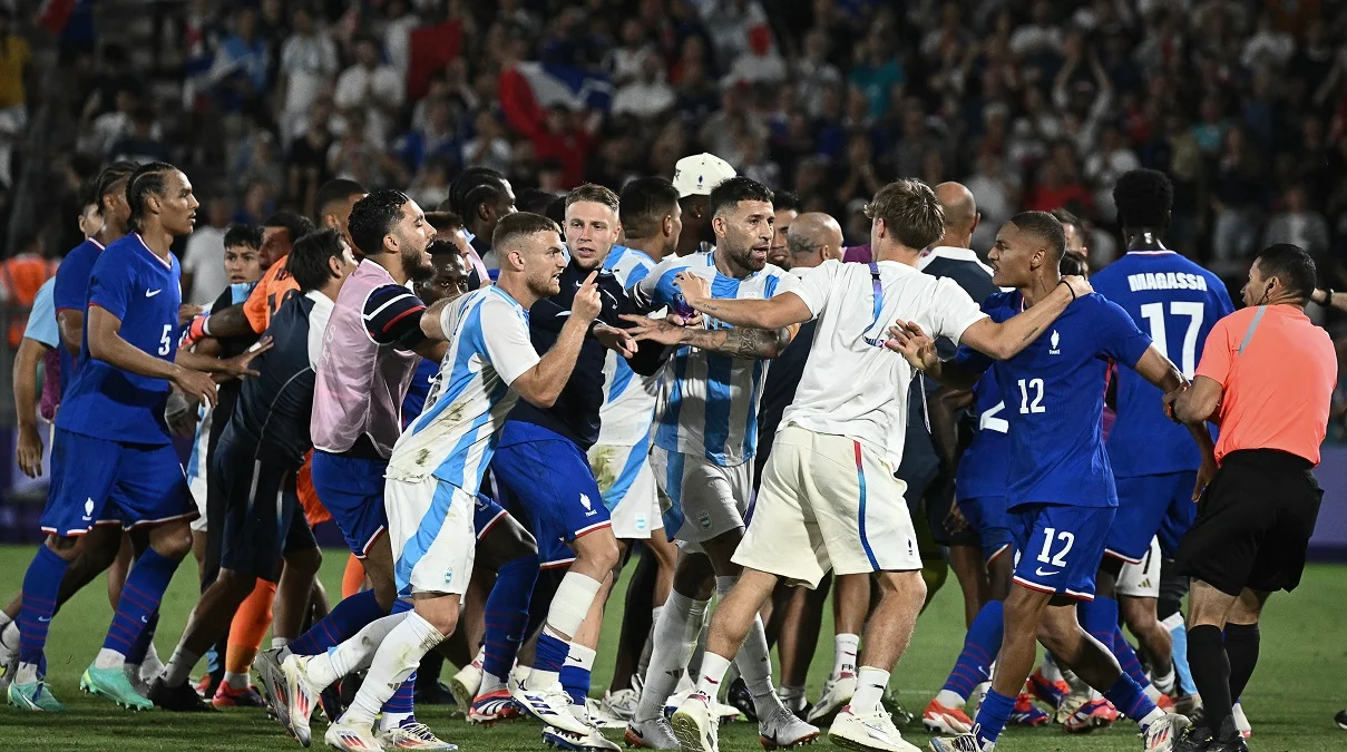 Стычка Франции и Аргентины / Photo by PHILIPPE LOPEZ/AFP via Getty Images