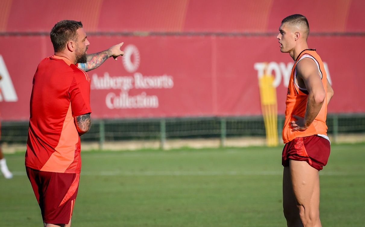 Де Росси и Довбик / Photo by Fabio Rossi/AS Roma via Getty Images