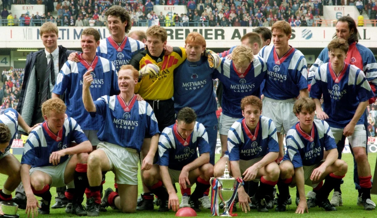 Олег Кузнєцов (ліворуч у нижньому ряду) в складі Рейнджерс / Photo by SNS Group via Getty Images