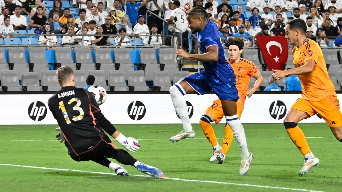 Андрій Лунін проти Челсі / Photo by PETER ZAY/AFP via Getty Images