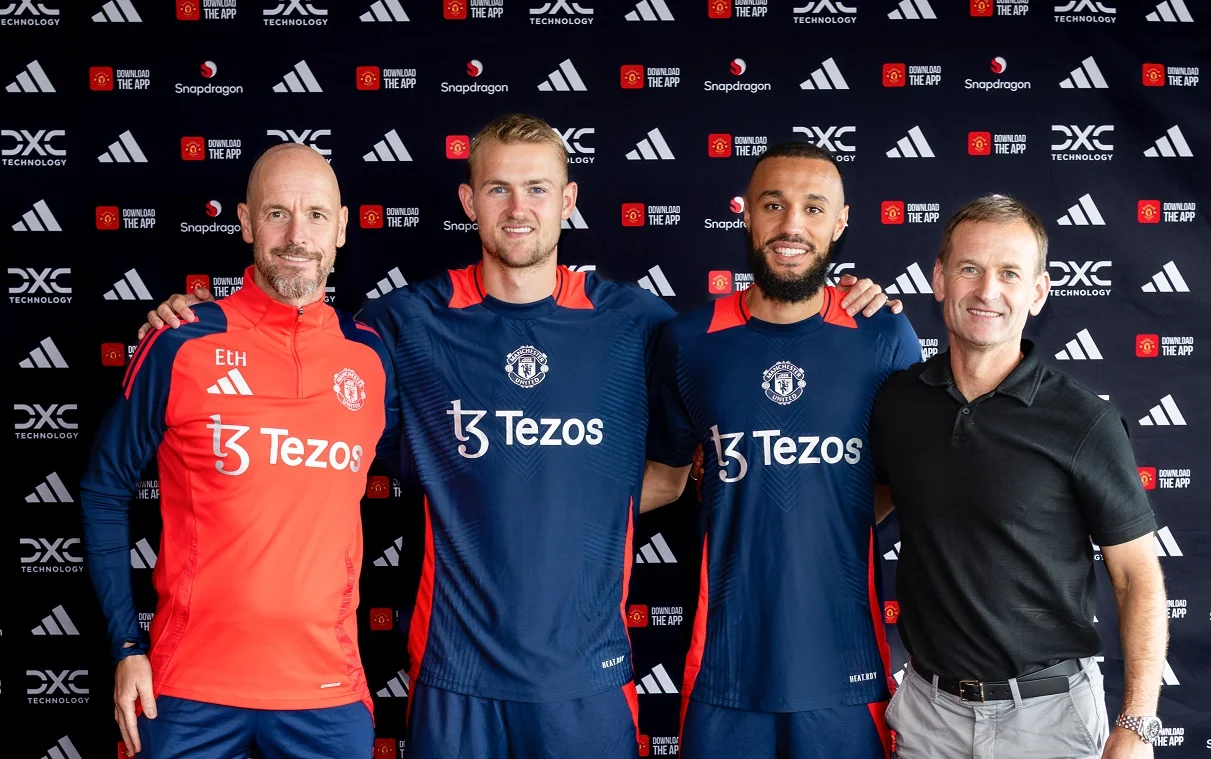 Тен Хаг, де Лигт, Мазрауи и Эшворт / Photo by Manchester United/Manchester United via Getty Images