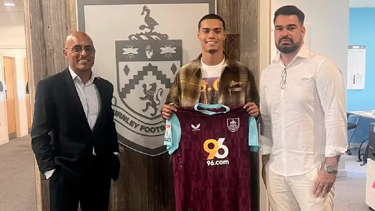 Жоау Мендеш (посередині) / фото: Бернлі