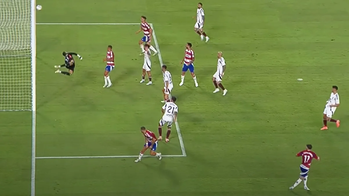 Георгій Цітаішвілі завдає удар у поперечину / Стоп-кадр з відео