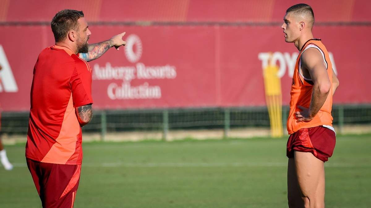 Де Росси и Довбик / Photo by Fabio Rossi/AS Roma via Getty Images