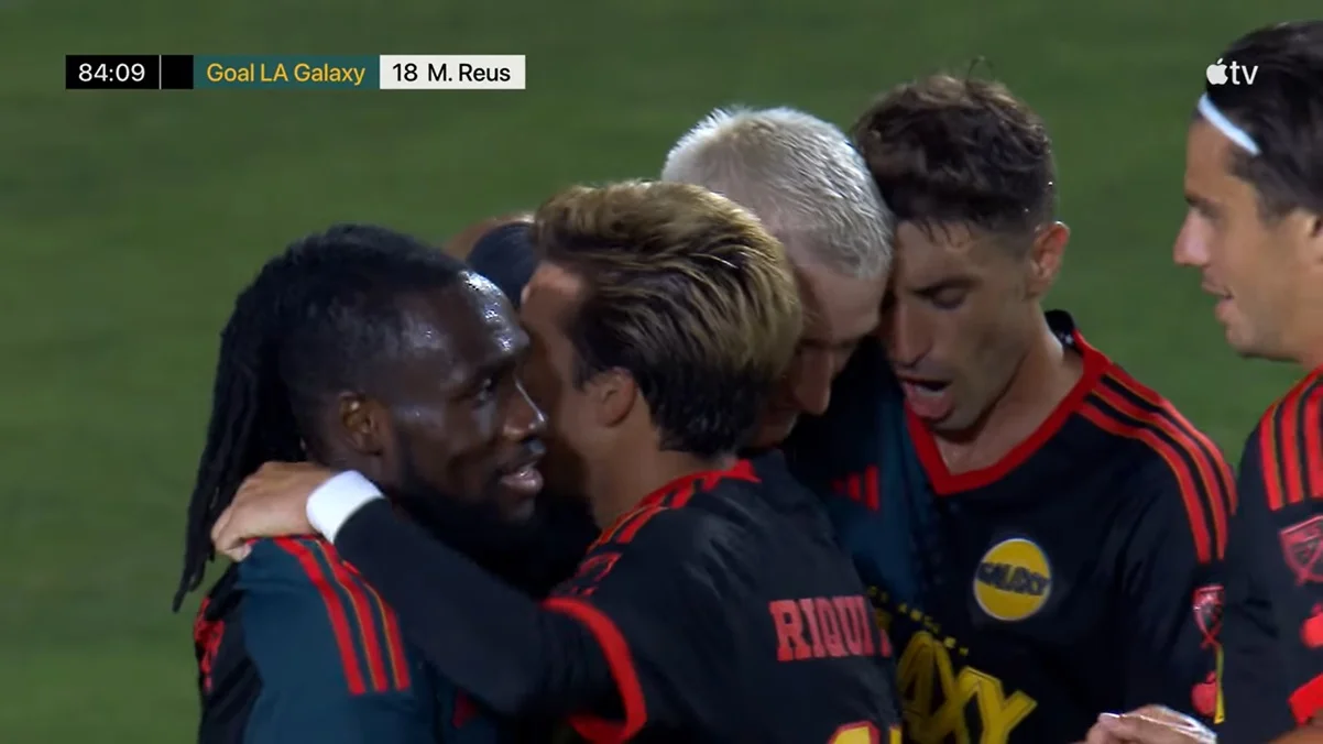 Марко Ройс в объятиях партнеров / скриншот из видео