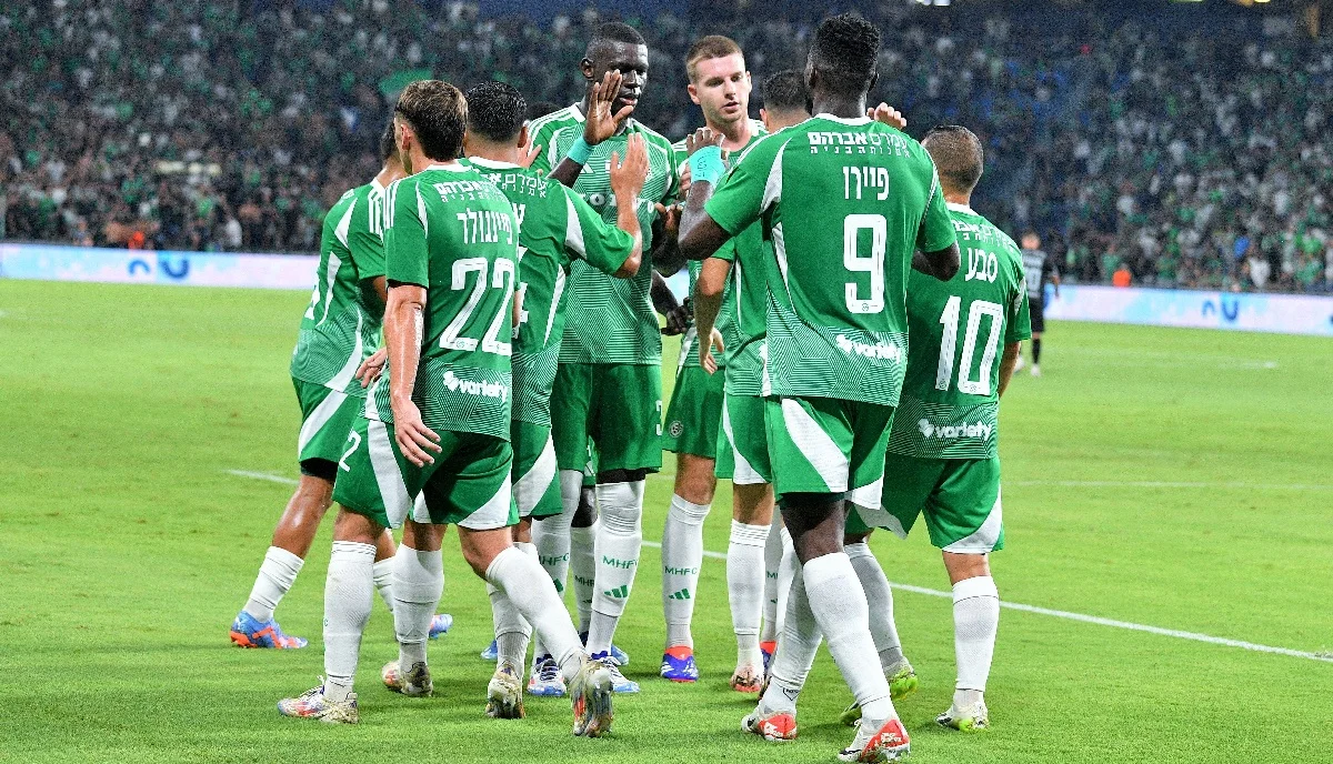 Александр Сирота (в центре) / Маккаби Хайфа